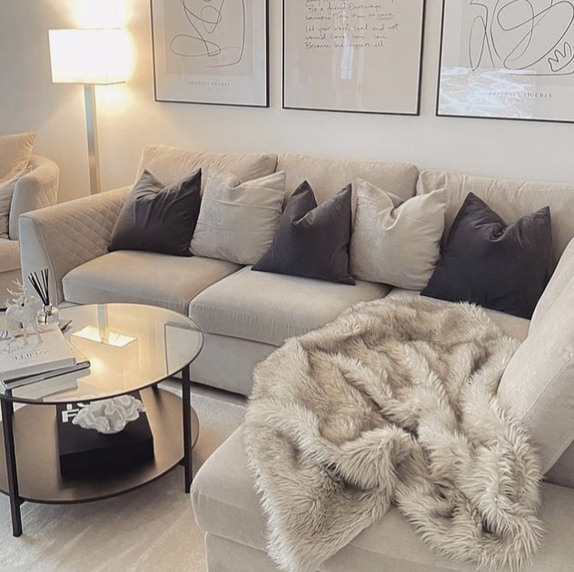 15 Beige and Black Living Room Ideas For An Elegant Contrast - Sleek ...