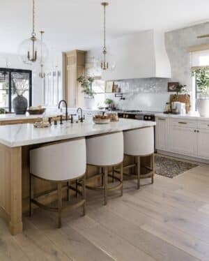 21 Stunning Flooring Ideas For Kitchen With Oak Cabinets - Sleek-chic ...