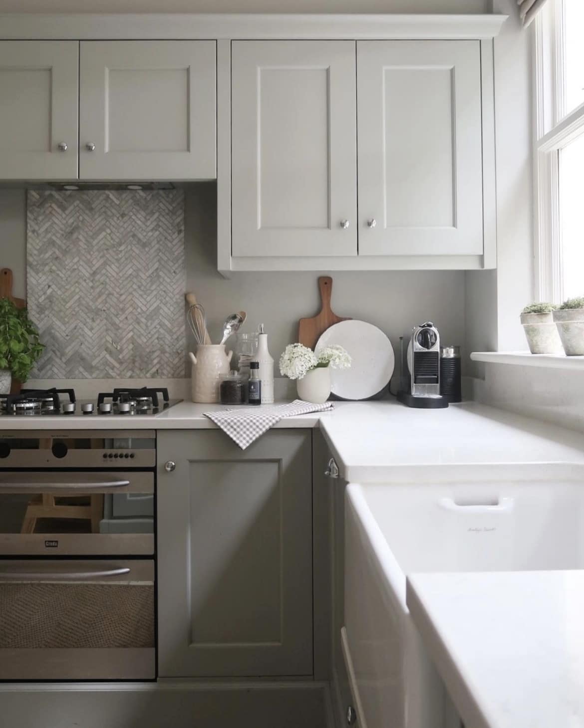 grey kitchen cabinets splashback
