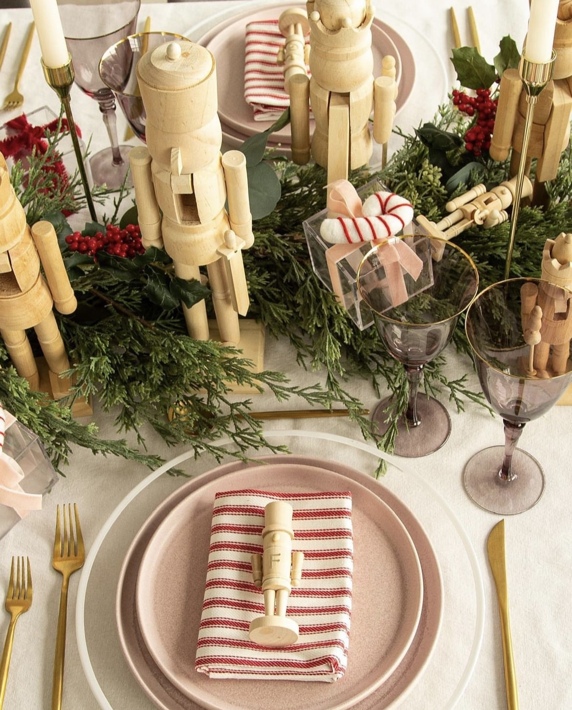 23 of The Best Christmas Table Decoration Ideas 2023 - Sleek-chic Interiors