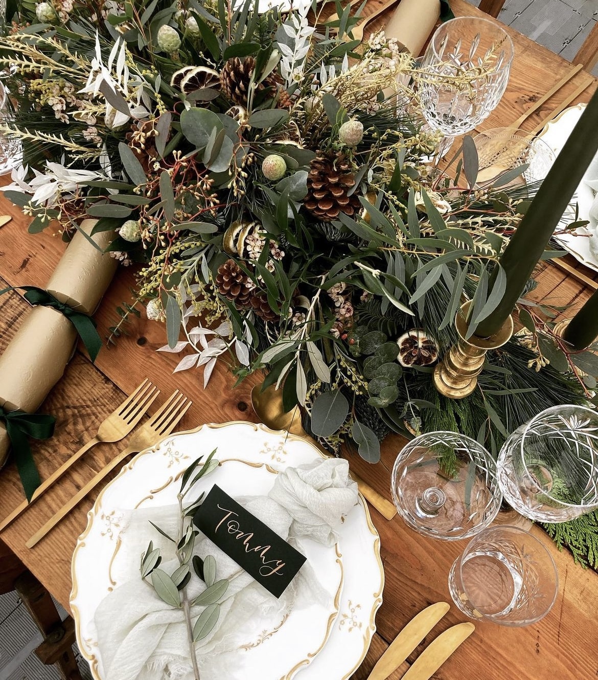 23 of The Best Christmas Table Decoration Ideas 2023 - Sleek-chic Interiors