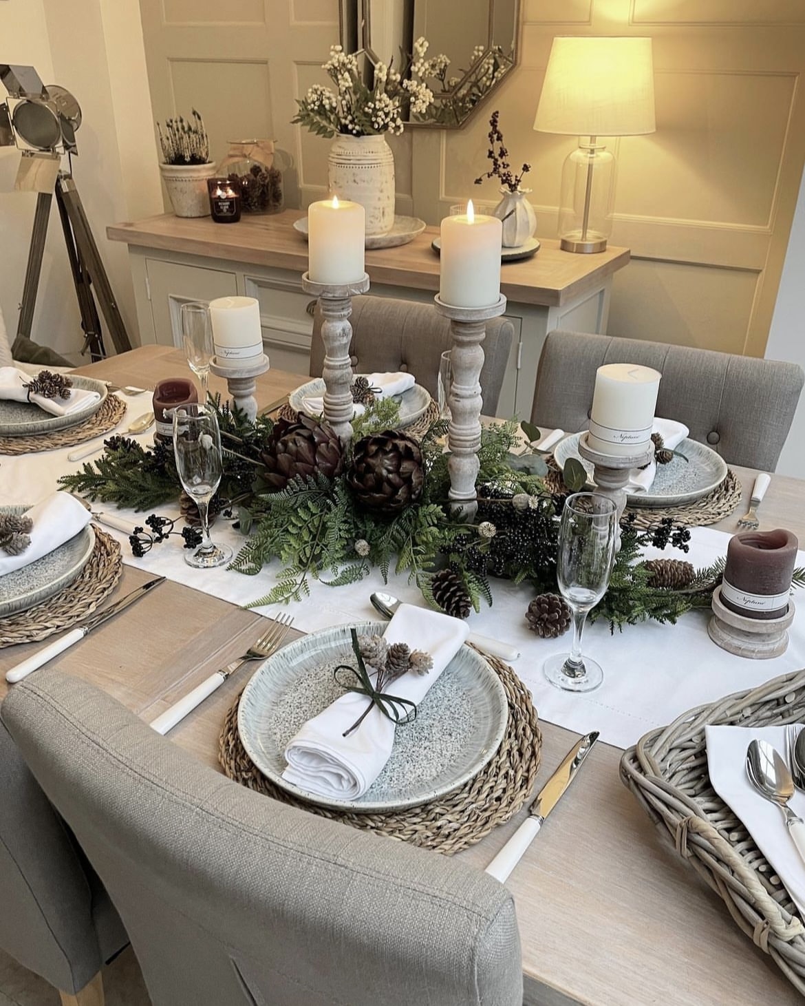 23 of The Best Christmas Table Decoration Ideas 2023 - Sleek-chic Interiors