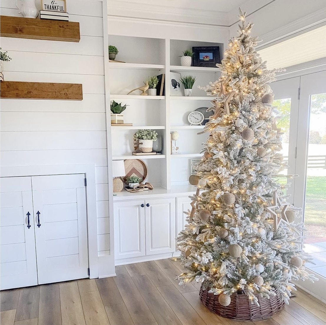 neutral christmas decor 13