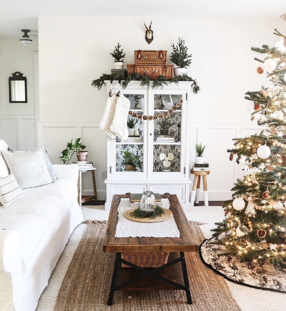 neutral christmas decor 18