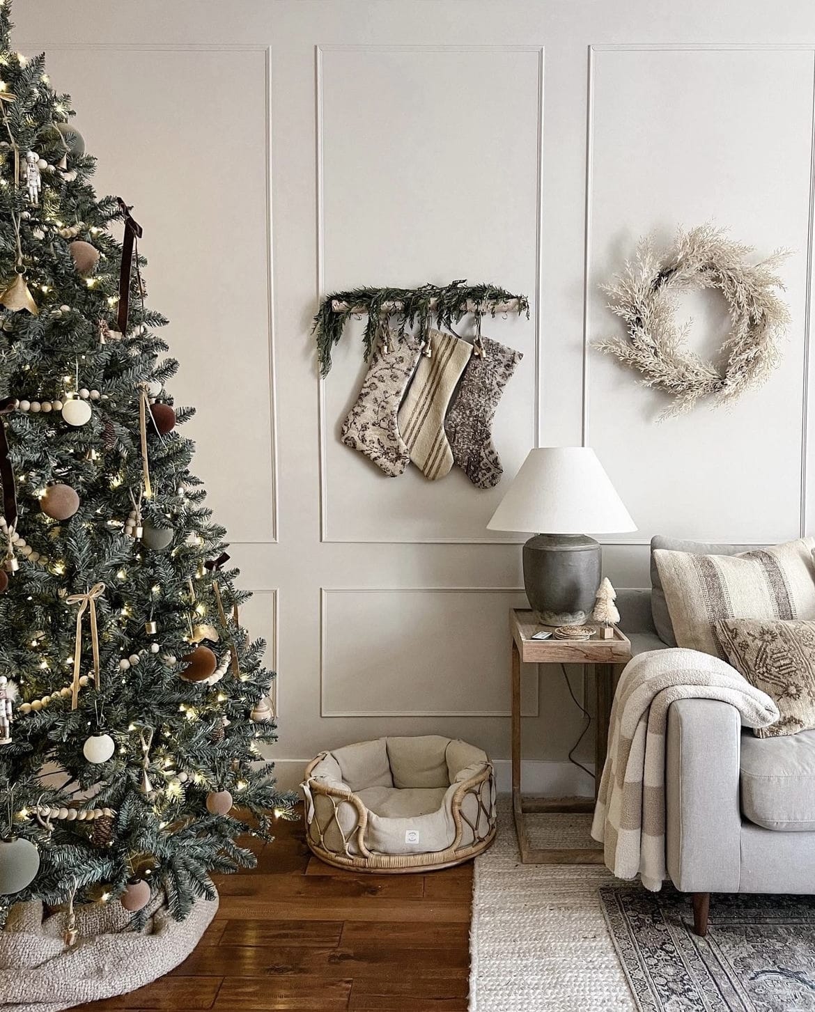 neutral christmas decor 3