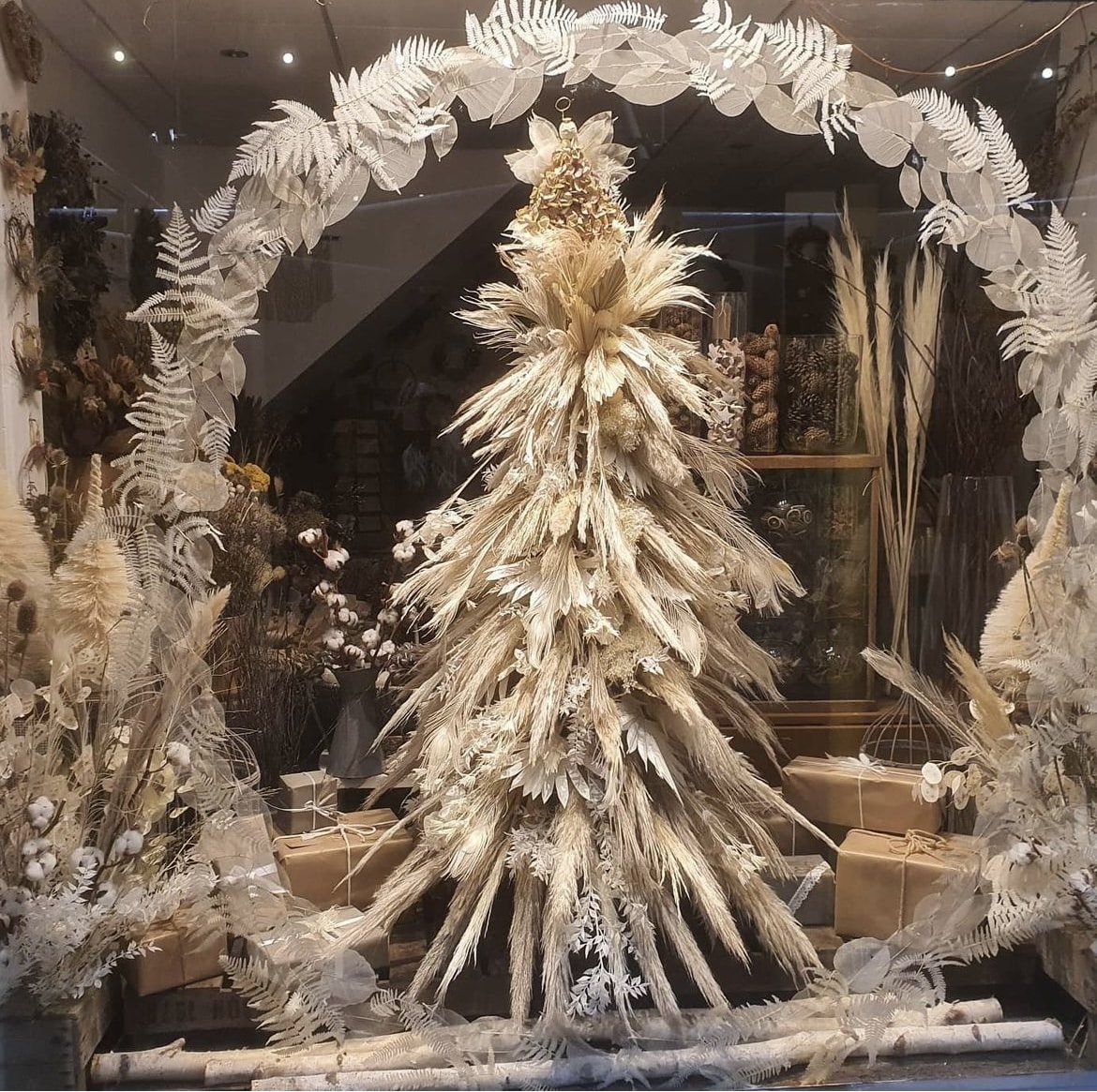 Christmas window display 16